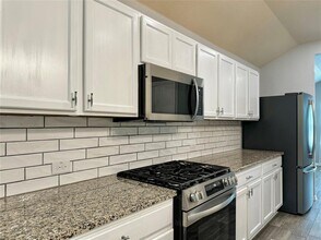 715 Luna Vista Dr in Hutto, TX - Building Photo - Building Photo