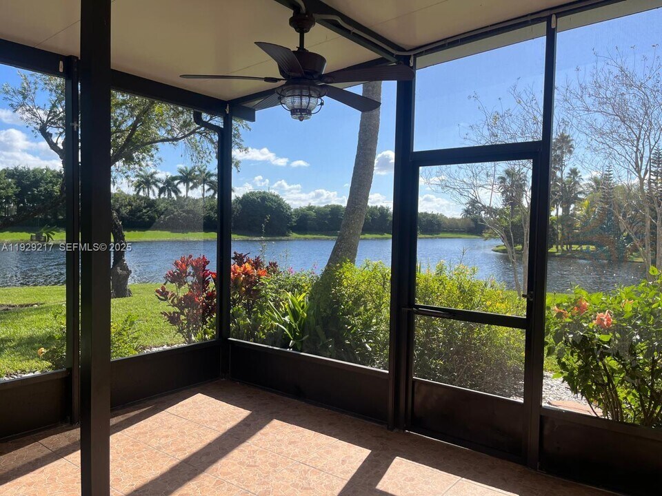 1528 Springside Terrace in Weston, FL - Building Photo