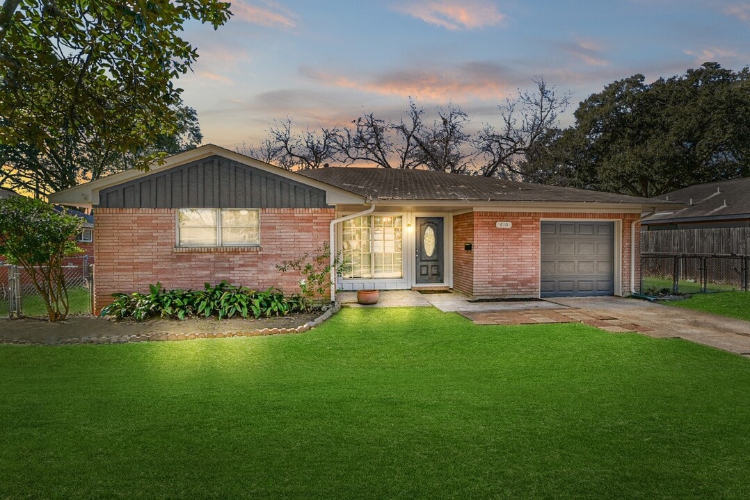 610 S Belknap St in Sugar Land, TX - Foto de edificio