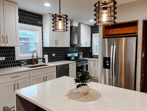 3923 Victory Blvd in Cleveland, OH - Building Photo - Building Photo