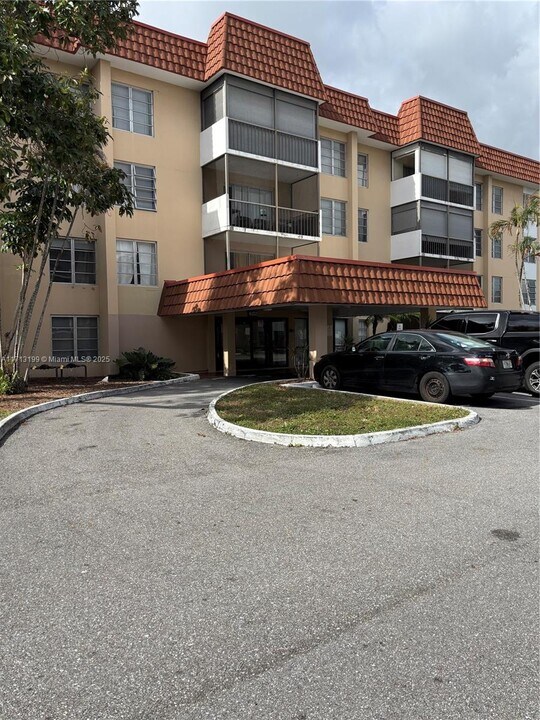 4152 Inverrary Dr-Unit -106 in Lauderhill, FL - Building Photo