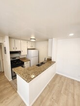 18645 Hatteras St, Unit 208 in Tarzana, CA - Foto de edificio - Building Photo