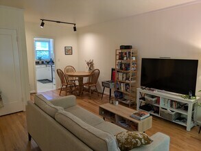 636 NE 30th Ave, Unit Apt B in Portland, OR - Building Photo - Building Photo