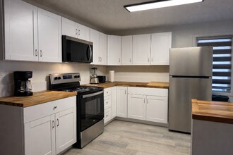 6143 Vista Dr in Blaine, WA - Foto de edificio - Building Photo