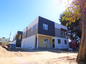 5626 Willowcrest Ave in North Hollywood, CA - Building Photo - Building Photo