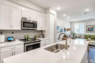 327 Pear Tree Ln in Napa, CA - Building Photo - Building Photo