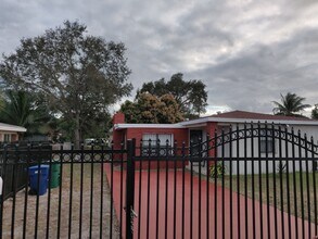 1646 NE 150th ST in Miami, FL - Foto de edificio - Building Photo