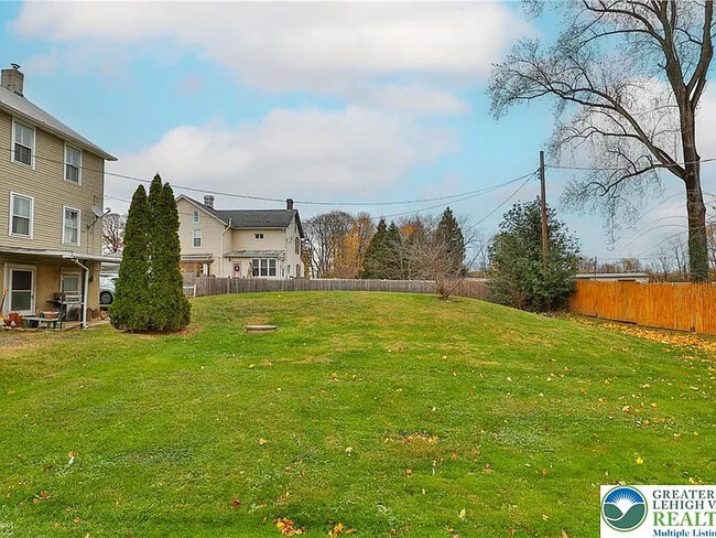 4448 Orefield Rd, Unit Unit B in Orefield, PA - Foto de edificio - Building Photo