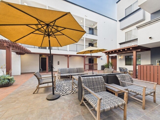 Alur Apartments in Pasadena, CA - Foto de edificio - Building Photo