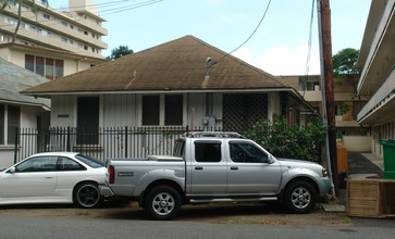 303 Wai Nani Way in Honolulu, HI - Building Photo - Building Photo