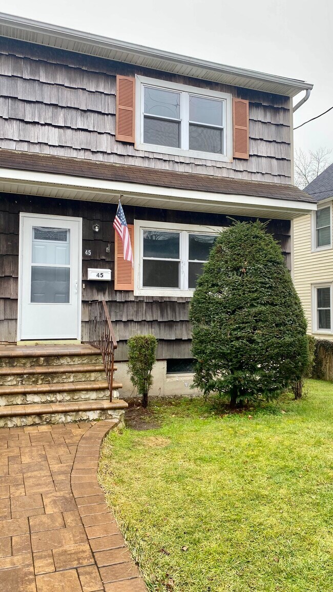 45 Railroad Ave Apartments and Nearby Amityville Apartments For Rent