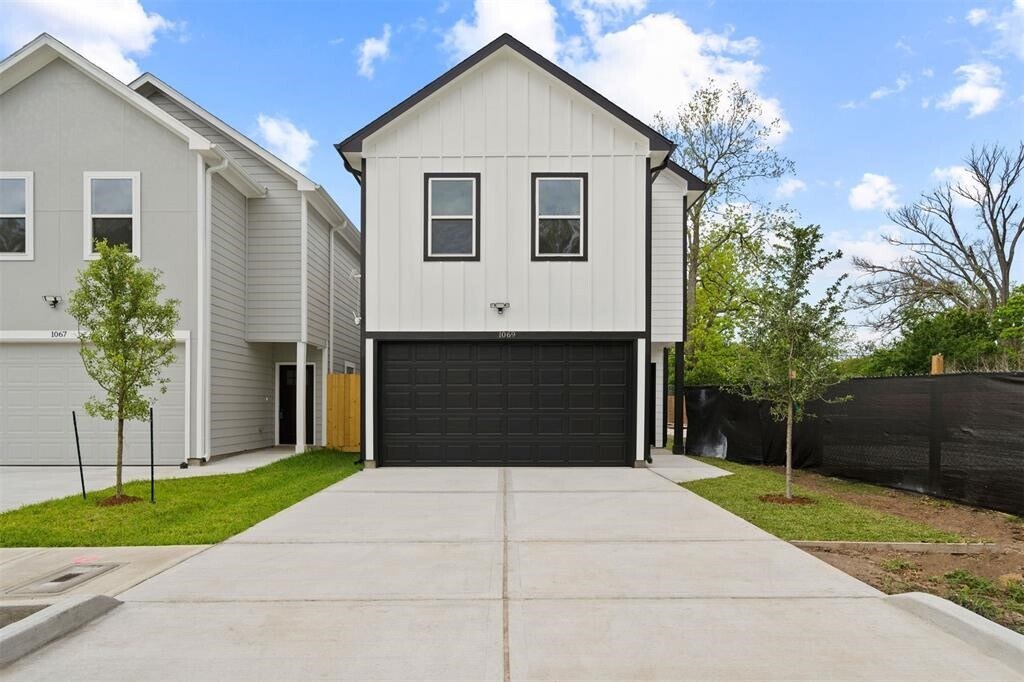 1071 St Clair St in Houston, TX - Building Photo