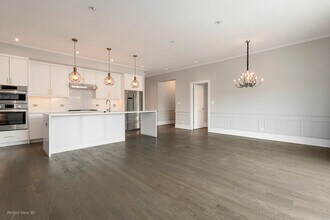 2409 W Berenice Ave, Unit 401 in Chicago, IL - Building Photo - Building Photo