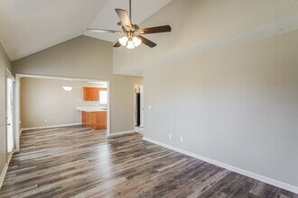 1057 Tom Hailey Blvd, Unit 201 in La Vergne, TN - Building Photo - Building Photo