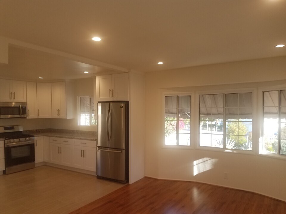 2515 Foothill Blvd in La Crescenta, CA - Building Photo