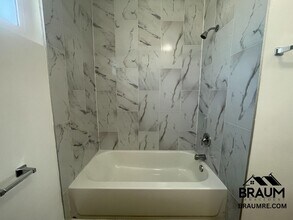 6041 Whitsett Ave in Los Angeles, CA - Foto de edificio - Building Photo