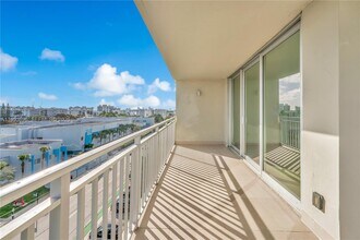 9500 W Bay Harbor Dr in Bay Harbor Islands, FL - Foto de edificio - Building Photo