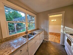 11870 SW Park Way in Portland, OR - Building Photo - Building Photo