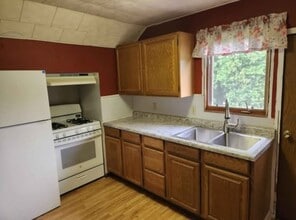 123 N Thomas St, Unit #B in Loyal, WI - Foto de edificio - Building Photo