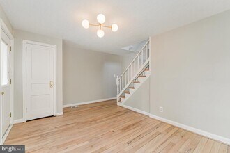 3729 S Four Mile Run Dr in Arlington, VA - Building Photo - Building Photo