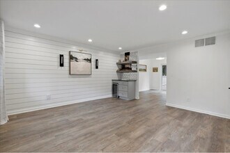 100 Biscayne Dr NW in Atlanta, GA - Foto de edificio - Building Photo