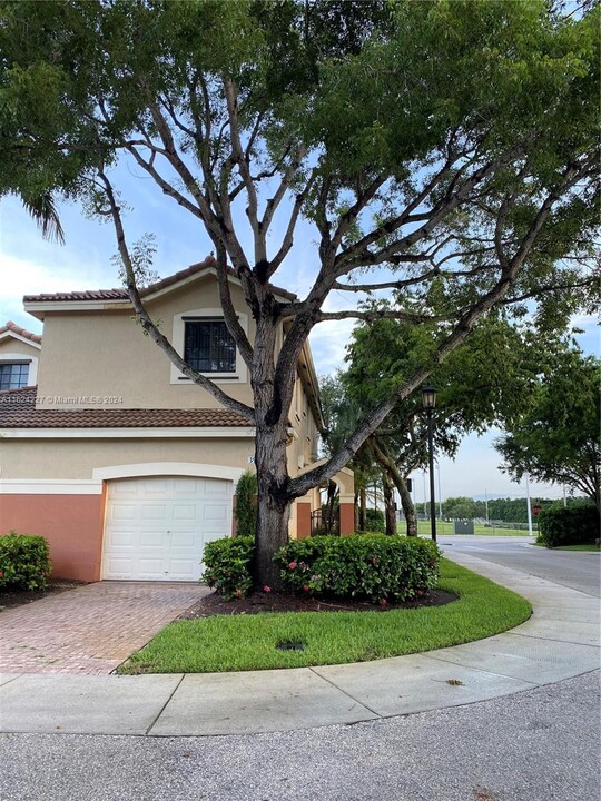 3942 Mango Dr in Weston, FL - Building Photo