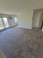 White Oaks Apartments in West St. Paul, MN - Foto de edificio - Building Photo