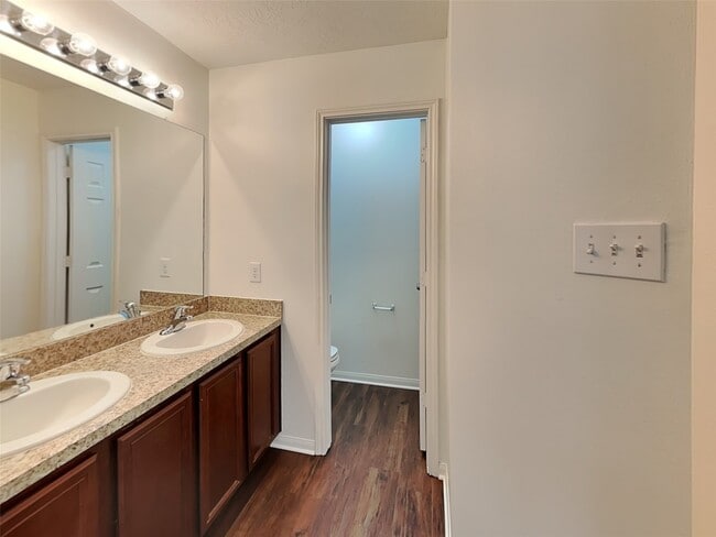 property at 3903 Hawthorn Glen Ct