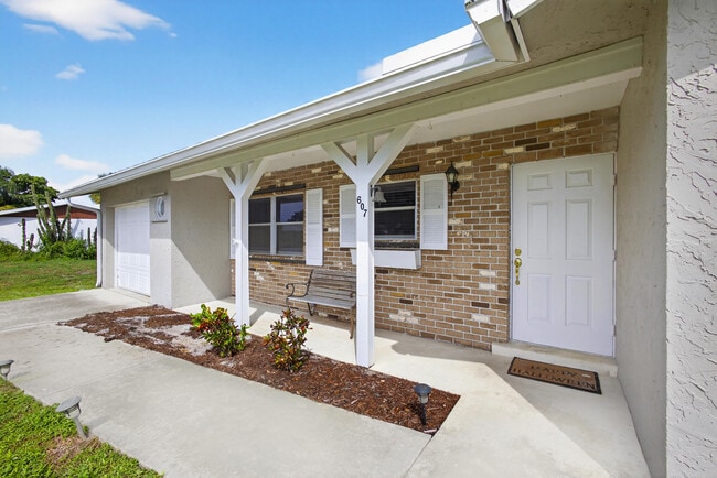 607 SE Forgal St in Port St. Lucie, FL - Building Photo - Building Photo