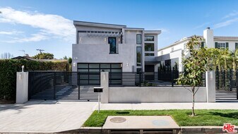 159 S Bowling Green Way in Los Angeles, CA - Building Photo