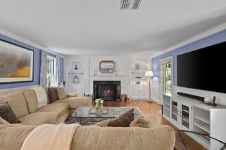 342 Woodbury Rd in Cold Spring Harbor, NY - Building Photo - Building Photo
