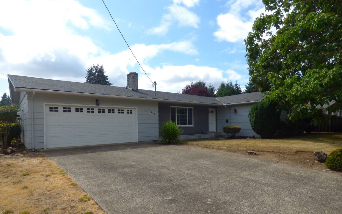 714 SW Robinhood Dr in Dallas, OR - Building Photo