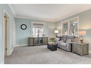 144 8th Ave S, Unit Main Floor in South St. Paul, MN - Foto de edificio - Building Photo