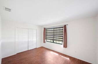 5426 NW Clark Ave in Port St. Lucie, FL - Foto de edificio - Building Photo