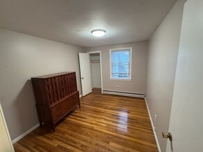 6 Greenacre Rd in South Hadley, MA - Foto de edificio - Building Photo