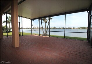 2086 Grove Dr in Naples, FL - Foto de edificio - Building Photo
