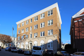 Country Court Apartments in Media, PA - Building Photo - Building Photo