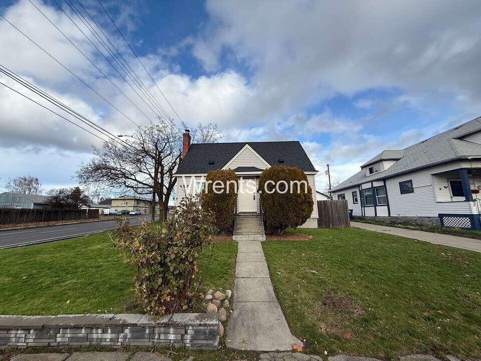 1528 W Augusta Ave in Spokane, WA - Building Photo