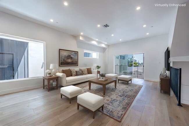 240 N Dillon St in Los Angeles, CA - Foto de edificio - Building Photo