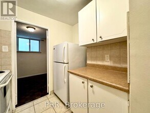 570 Eglinton Ave W in Toronto, ON - Building Photo - Building Photo