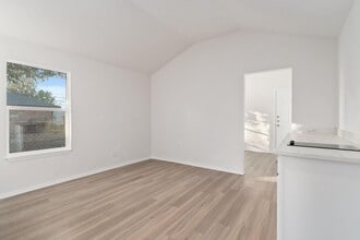 1302 W Tarrant Rd, Unit 2 in Grand Prairie, TX - Building Photo - Building Photo