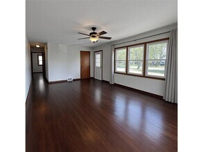 1221 Vincent Pl in Chaska, MN - Foto de edificio - Building Photo