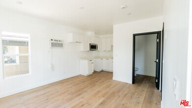 153 W 51st St in Los Angeles, CA - Building Photo - Building Photo