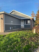 115 SE Lyon Pl in Albany, OR - Building Photo