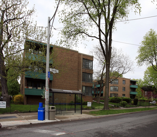 Rosedale Courts in Toronto, ON - Building Photo - Building Photo