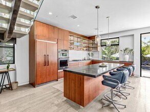 1724 N Sierra Bonita Ave in Los Angeles, CA - Foto de edificio - Building Photo