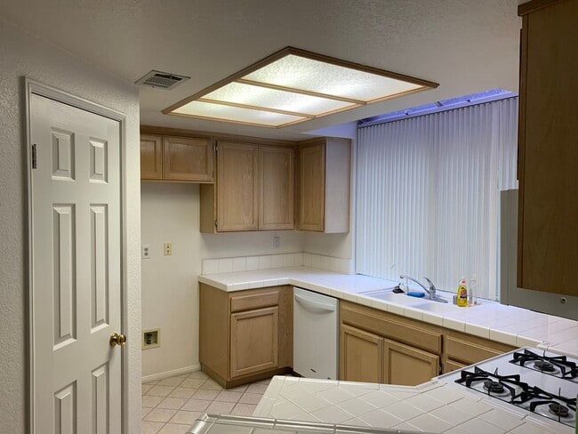846 Vista Arriago in Camarillo, CA - Foto de edificio - Building Photo