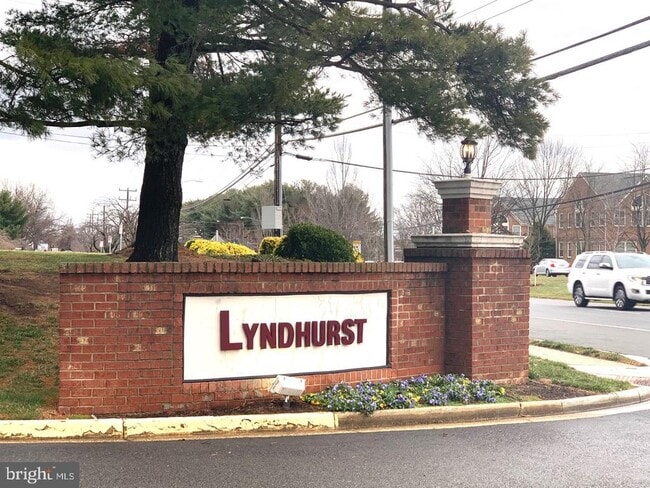 3945 Lyndhurst Dr in Fairfax, VA - Building Photo - Building Photo