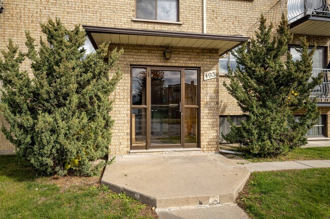 495 Laval Boul in Laval, QC - Building Photo - Building Photo