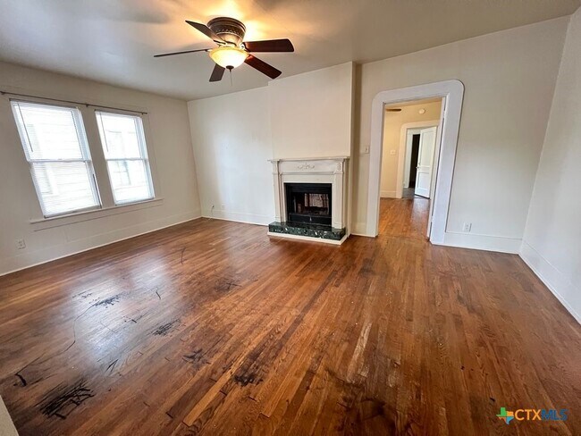 325 W Hutchison St in San Marcos, TX - Building Photo - Building Photo